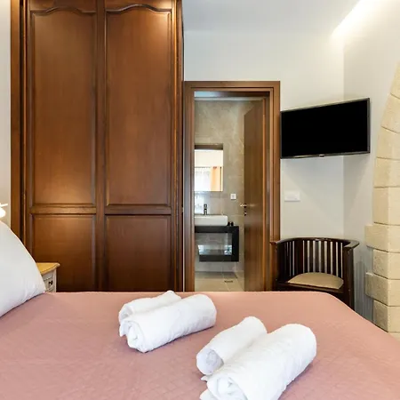 The Owl House Near Chania Centre * La Canea